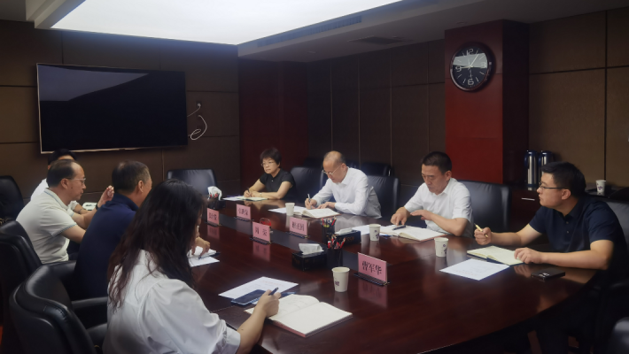8月4日上午，甘肅藥業(yè)投資集團(tuán)有限公司黨委書(shū)記、董事長(zhǎng)周榮及副總經(jīng)理張世俊等一行4人前往甘肅省科技廳，拜會(huì)省科技廳黨組書(shū)記、廳長(zhǎng)張世榮。雙方圍繞整合中醫(yī)藥優(yōu)勢(shì)資源、強(qiáng)化創(chuàng)新聯(lián)合體建設(shè)、培育高層次創(chuàng)新創(chuàng)