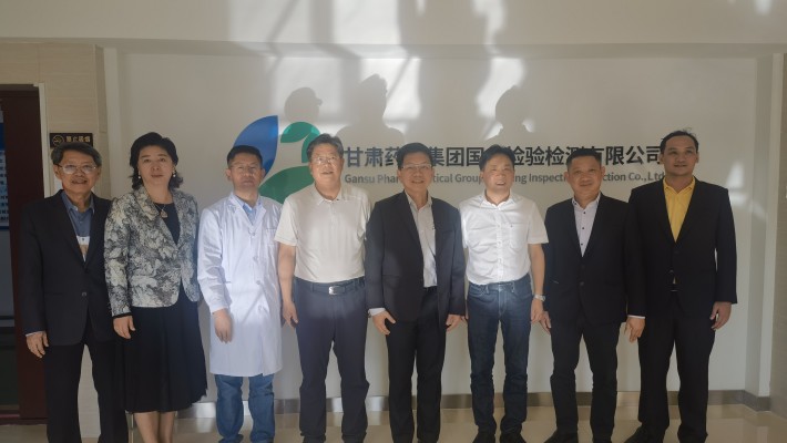 2023年8月21日下午，泰國(guó)衛(wèi)生部傳統(tǒng)和替代醫(yī)學(xué)司司長(zhǎng)王通財(cái)，泰國(guó)駐西安總領(lǐng)事館總領(lǐng)事韓美玲，泰國(guó)衛(wèi)生部傳統(tǒng)和替代醫(yī)學(xué)司副司長(zhǎng)特萬(wàn)，泰國(guó)傳統(tǒng)和替代醫(yī)學(xué)部顧問(wèn)文夢(mèng)賢，瓦納拉特納泰國(guó)傳統(tǒng)和替代醫(yī)學(xué)系替代